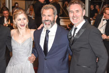 Mel Gibson, Erin Moriarty, Jean-François Richet