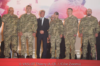 Sean Penn entouré de militaire Ukrainien