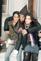 Kim Chapiron entouré de Leila Bekhti et Roxanne Mesquida Kim Chapiron entouré de Leila Bekhti et Roxanne Mesquida