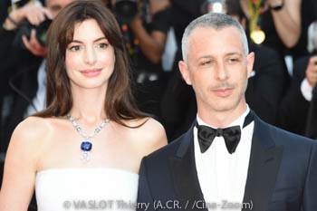 Anne Hathaway, Jeremy Strong