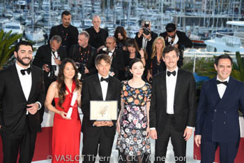 Vache Tovmasyan, Samantha Quan, Sean Baker, Mikey Madison, Alex Coco, Karren Karagulian - Palme Dor 