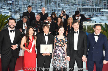 Vache Tovmasyan, Samantha Quan, Sean Baker, Mikey Madison, Alex Coco, Karren Karagulian - Palme Dor 