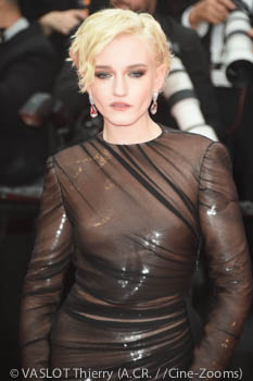 Julia Garner 