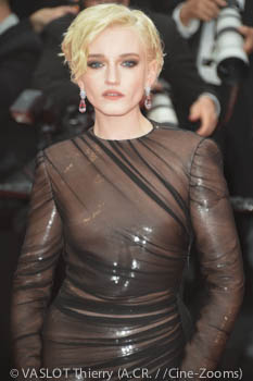 Julia Garner 