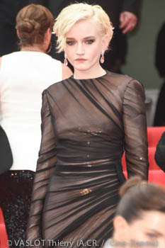Julia Garner 