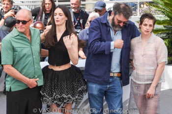 Woody Harrelson, Quentin Dupieux, Kristen Stewart, Emma Mackey