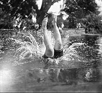 LA VIE EN RELIEF - JACQUES HENRI LARTIGUE LA VIE EN RELIEF - JACQUES HENRI LARTIGUE